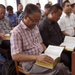 पास्टरहरू अध्ययन बाइबल हेर्दै पास्टरहरू अध्ययन बाइबल हेर्दै