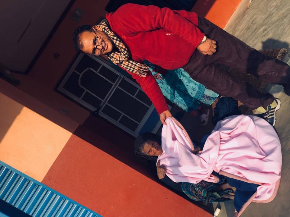 विपन्न परिवारलाई ब्ल्याङ्केट वितरण