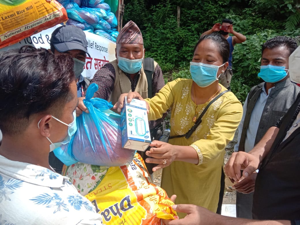 पहिरो पीडितलाई खाद्यन्न सामग्री सहयोग