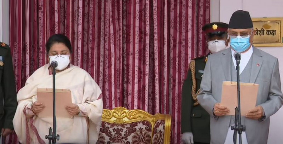 प्रधानमन्त्रीले लिए पद तथा गोपनीयताको शपथ, पोखरेल पुनः उपप्रधानमन्त्री