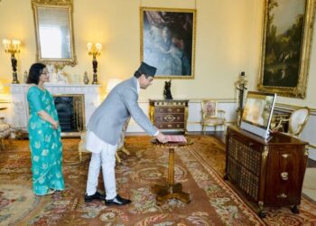 राजदूत आचार्यले बेलायती महारानीसमक्ष पेस गरे ओहोदाको प्रमाणपत्र