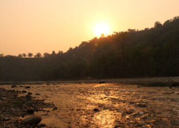 खोला जस्तै बग्न चाहन्छु