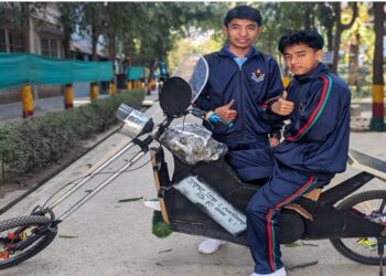 बाँकेका विद्यार्थीले बनाए अटोचार्ज विद्युतीय मोटरसाइकल