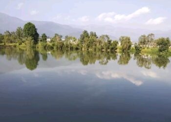 सुर्खेतको बुलबुले तालको झार हटाइँदै