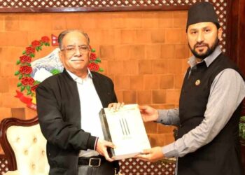 गृहमन्त्री लामिछानेले प्रधानमन्त्रीलाई बुझाए सुन तस्करीसम्बन्धी आयोगको प्रतिवेदन