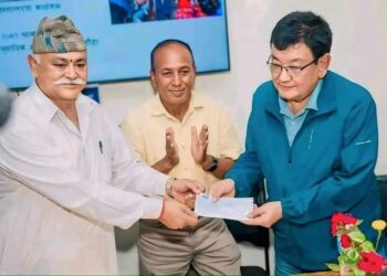 सांसद दीपक बहादुर सिंहले एक वर्षको तलब हेटौंडा सामुदायिक आँखा अस्पताललाई दान गरे